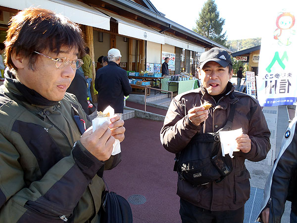 コロッケを食べるカメさんとＭｒ．おやきさん